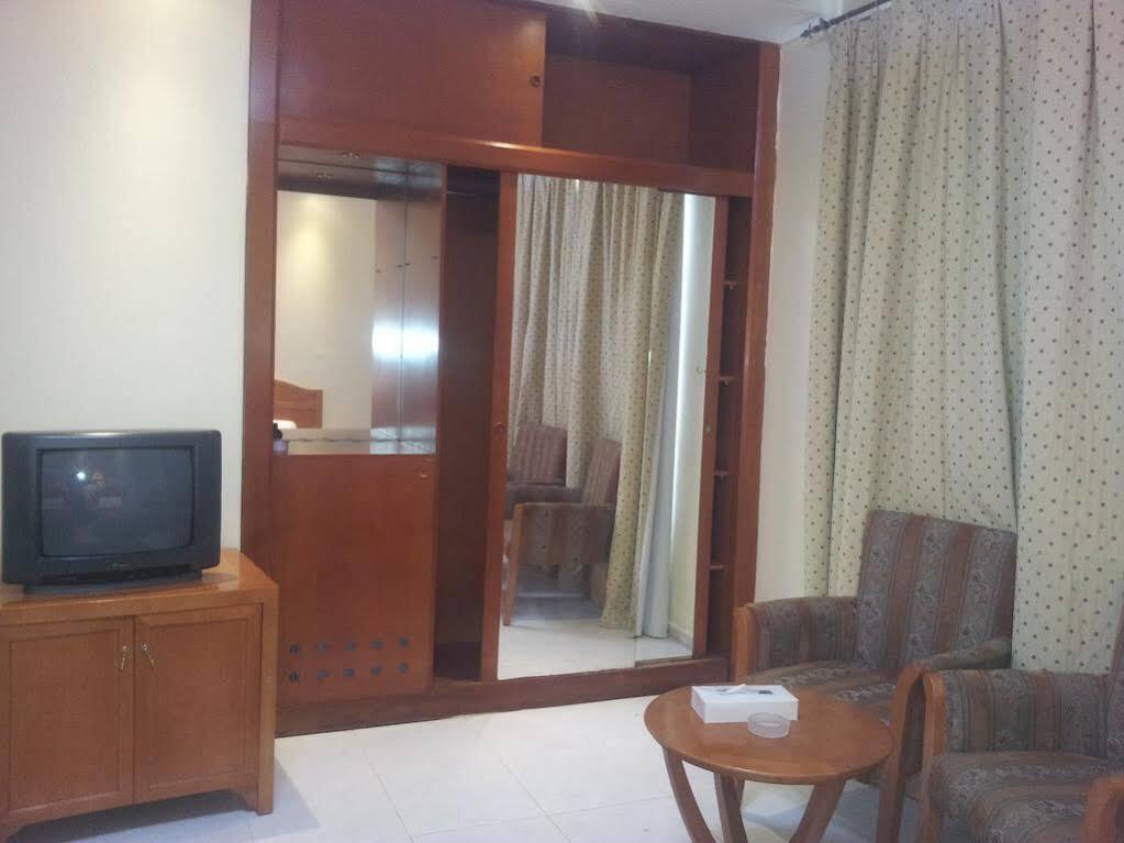 Oyo 366 Waves Hotel Аджман Экстерьер фото